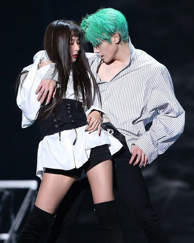 Kh&ocirc;ng ngờ Kpop từng c&oacute; những s&acirc;n khấu kết hợp nam nữ t&igrave;nh bể b&igrave;nh, fan xem xong chỉ muốn đẩy thuyền lu&ocirc;n v&agrave; ngay - Ảnh 5.