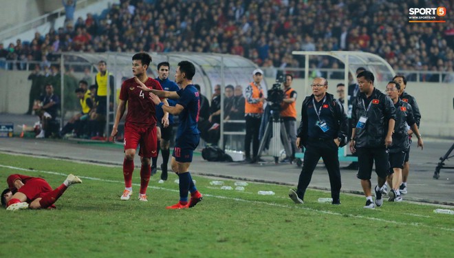 H&igrave;nh ảnh x&uacute;c động: Thầy Park &ocirc;m Tấn Sinh v&agrave;o l&ograve;ng sau trận thắng U23 Th&aacute;i Lan - Ảnh 2.
