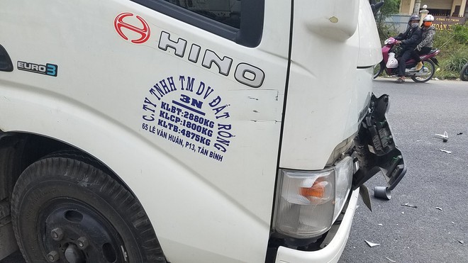 TP.HCM: Mũ bảo hiểm găm thẳng v&agrave;o k&iacute;nh xe tải, đ&ocirc;i vợ chồng trẻ tử vong thương t&acirc;m sau c&uacute; đ&acirc;m trực diện - Ảnh 4.