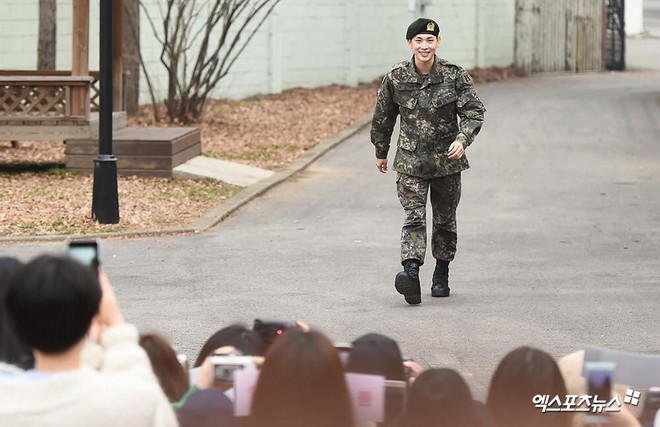 Có ai xuất ngũ như mỹ nam Kpop này: Đi dạo trong khuôn viên trường, nữ sinh vây quanh không khác gì fanmeeting - Ảnh 2.
