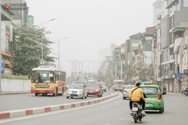 Hà Nội ngập trong sương bụi mù mịt bao phủ tầm nhìn: Tình trạng ô nhiễm không khí đáng báo động! - Ảnh 9.