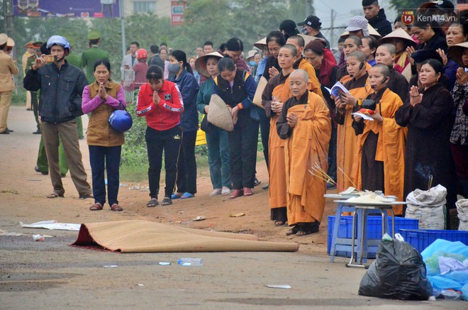 Camera an ninh ghi lại được thời điểm kinh hoàng khi chiếc xe khách lao thẳng vào đoàn đưa tang làm 7 người chết thảm - Ảnh 1.