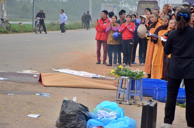 Hiện trường ngổn ngang vụ xe khách tông trực diện đoàn đưa tang khiến 7 người tử vong thương tâm - Ảnh 2.