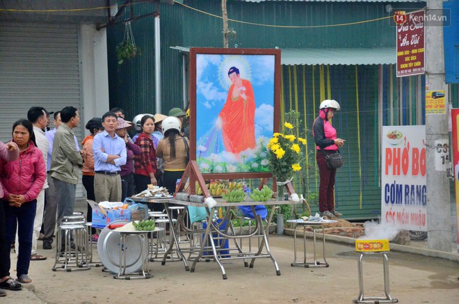 Hiện trường ngổn ngang vụ xe khách tông trực diện đoàn đưa tang khiến 7 người tử vong thương tâm - Ảnh 6.