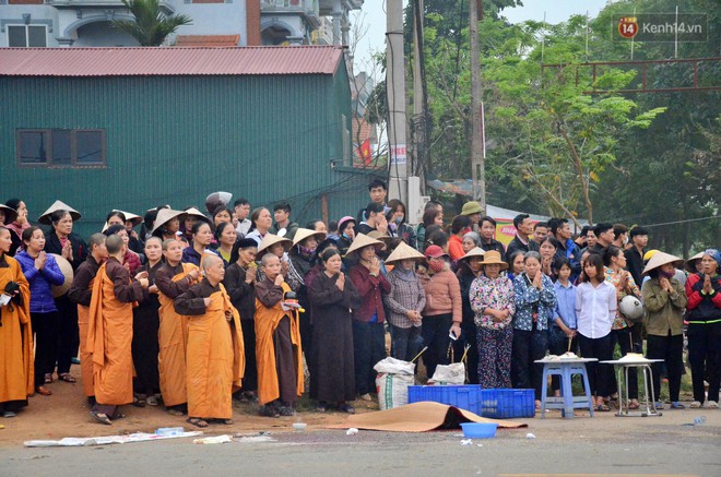 Hiện trường ngổn ngang vụ xe khách tông trực diện đoàn đưa tang khiến 7 người tử vong thương tâm - Ảnh 4.