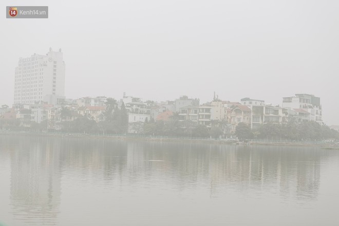 Hà Nội ngập trong sương bụi mù mịt bao phủ tầm nhìn: Tình trạng ô nhiễm không khí đáng báo động! - Ảnh 4.