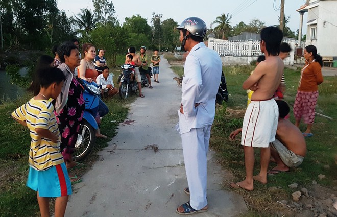 C&agrave; Mau: L&agrave;m r&otilde; việc nghi vấn người chồng d&ugrave;ng xe t&ocirc;ng vợ nhập viện - Ảnh 1.