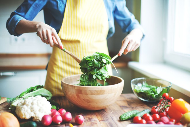 Ăn sạch, giảm cân với salad nhưng nếu cứ mắc những lỗi sau coi chừng phản tác dụng - Ảnh 1.