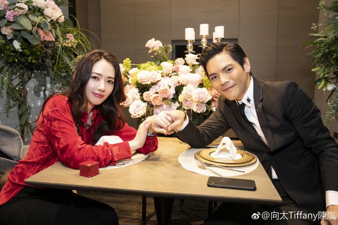 Lộ ảnh màn cầu hôn, nhẫn kim cương khủng trị giá 14 tỷ của con trai trùm showbiz Hong Kong và tình cũ Seungri - Ảnh 4.