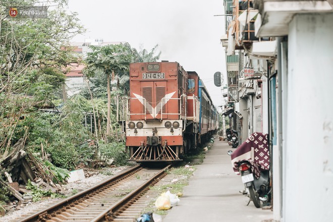 Những minh chứng tình yêu của các cặp đôi Hà Nội đang giết chết cầu Long Biên như thế nào? - Ảnh 8.