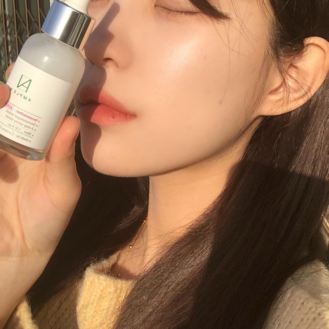 Thử skincare 10 bước kiểu Hàn xem có glass skin được không, beauty editor này nhận ra: đời không như là mơ nhưng da thực sự cải thiện - Ảnh 1.