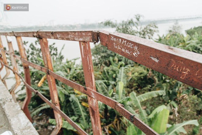 Những minh chứng tình yêu của các cặp đôi Hà Nội đang giết chết cầu Long Biên như thế nào? - Ảnh 16.