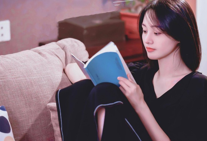 Lần đầu diện &aacute;o tắm, Trịnh Sảng g&acirc;y sốt với đ&ocirc;i ch&acirc;n nuột n&agrave; được v&iacute; như trong truyện tranh - Ảnh 2.