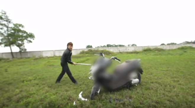 Kh&aacute; Bảnh lại khiến dư luận phẫn nộ khi tung clip đập n&aacute;t xe m&aacute;y 70 triệu đồng, ch&acirc;m lửa đốt để đổi lấy xe điện - Ảnh 4.