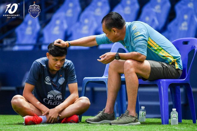 Cầu thủ đánh nguội Đình Trọng bị chủ tịch Buriram United nắm tóc chỉ bảo ngay trên sân tập - Ảnh 1.