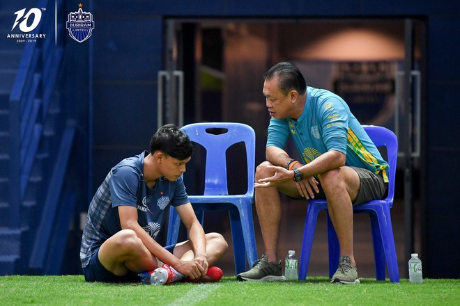 Cầu thủ đánh nguội Đình Trọng bị chủ tịch Buriram United nắm tóc chỉ bảo ngay trên sân tập - Ảnh 2.