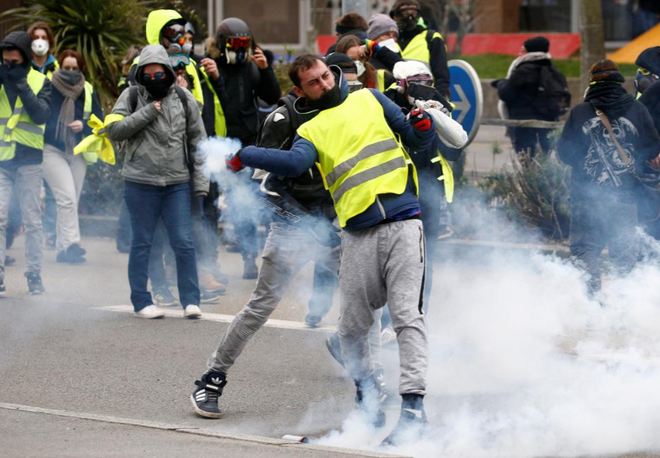 Không kiểm soát được bạo lực, Pháp cấm biểu tình trên đại lộ Champs-Elysees - Ảnh 1.