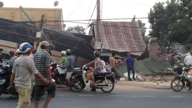 Đồng Nai: Nhiều người gào khóc khi xe tải tông sập hàng loạt nhà dân ven đường, 2 người chết - Ảnh 1.