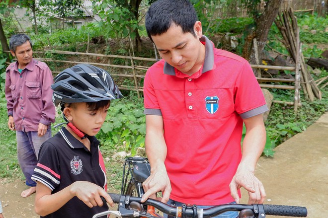 Người tặng xe mới cho cậu b&eacute; Quyết Chiến: To&agrave;n bộ tiền đấu gi&aacute; xe đạp cũ t&ocirc;i sẽ gửi gia đ&igrave;nh để c&oacute; chi ph&iacute; điều trị cho em của Chiến - Ảnh 3.