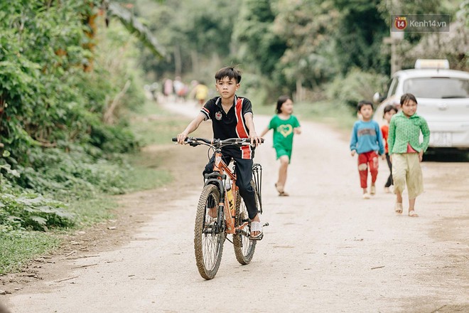 Được tặng thêm một chiếc xe đạp mới sau câu chuyện vượt 100km thăm em, cậu bé 13 tuổi nhường lại cho bạn khó khăn hơn - Ảnh 1.