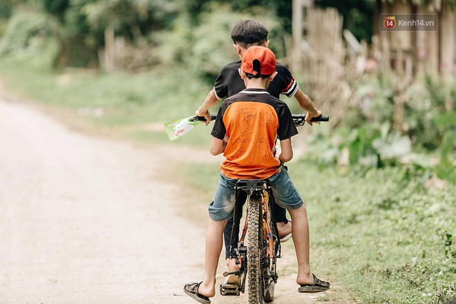 Được tặng thêm một chiếc xe đạp mới sau câu chuyện vượt 100km thăm em, cậu bé 13 tuổi nhường lại cho bạn khó khăn hơn - Ảnh 5.