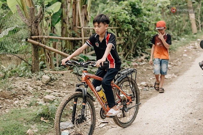 Được tặng thêm một chiếc xe đạp mới sau câu chuyện vượt 100km thăm em, cậu bé 13 tuổi nhường lại cho bạn khó khăn hơn - Ảnh 4.