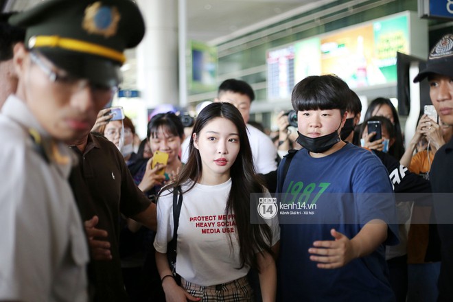 Dàn sao Hàn đổ bộ sân bay Tân Sơn Nhất: Lee Hyori thế hệ mới gặp sự cố mất đồ, Super Junior gây náo loạn - Ảnh 5.