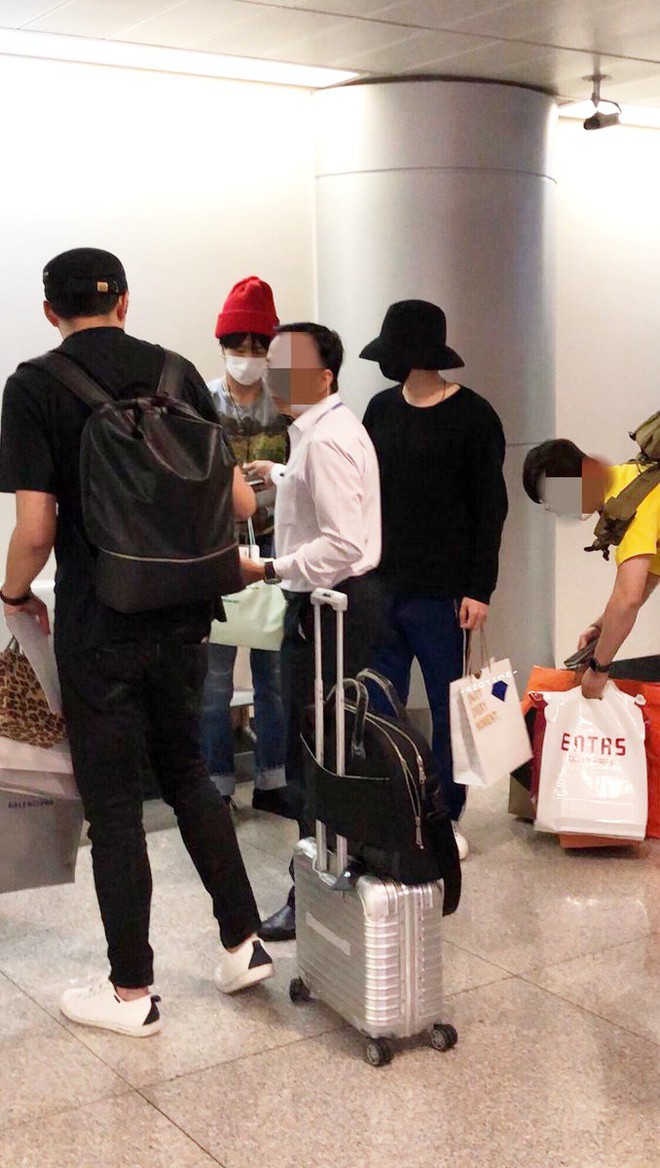 Dàn sao Hàn đổ bộ sân bay Tân Sơn Nhất: Lee Hyori thế hệ mới gặp sự cố mất đồ, Super Junior gây náo loạn - Ảnh 13.