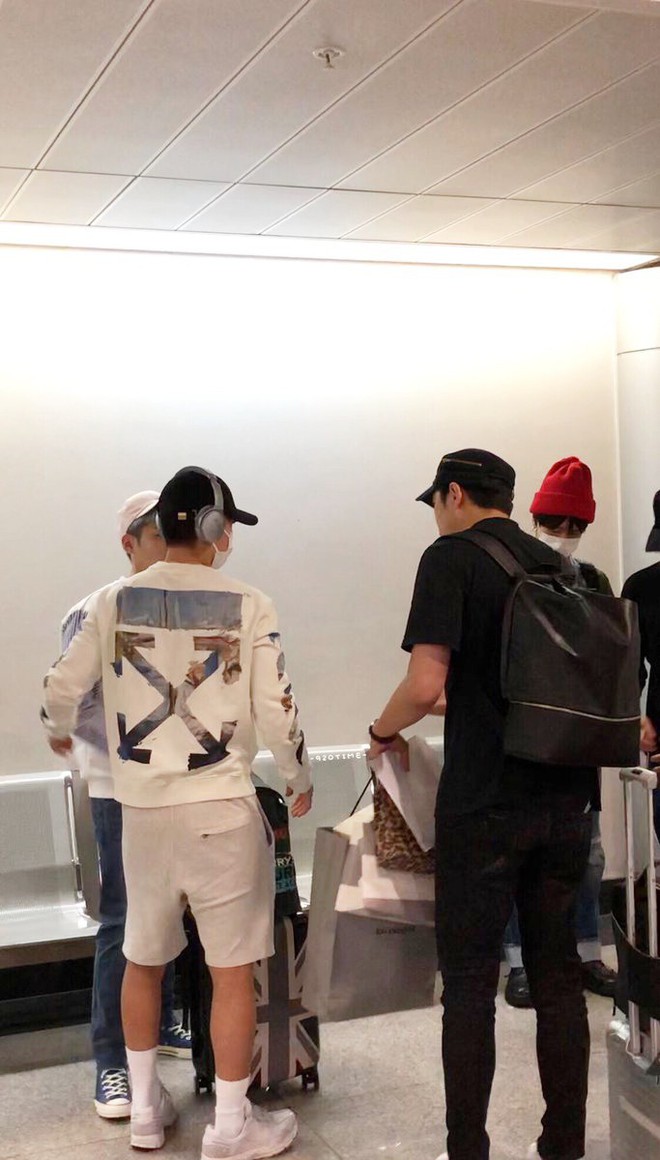 Dàn sao Hàn đổ bộ sân bay Tân Sơn Nhất: Lee Hyori thế hệ mới gặp sự cố mất đồ, Super Junior gây náo loạn - Ảnh 12.