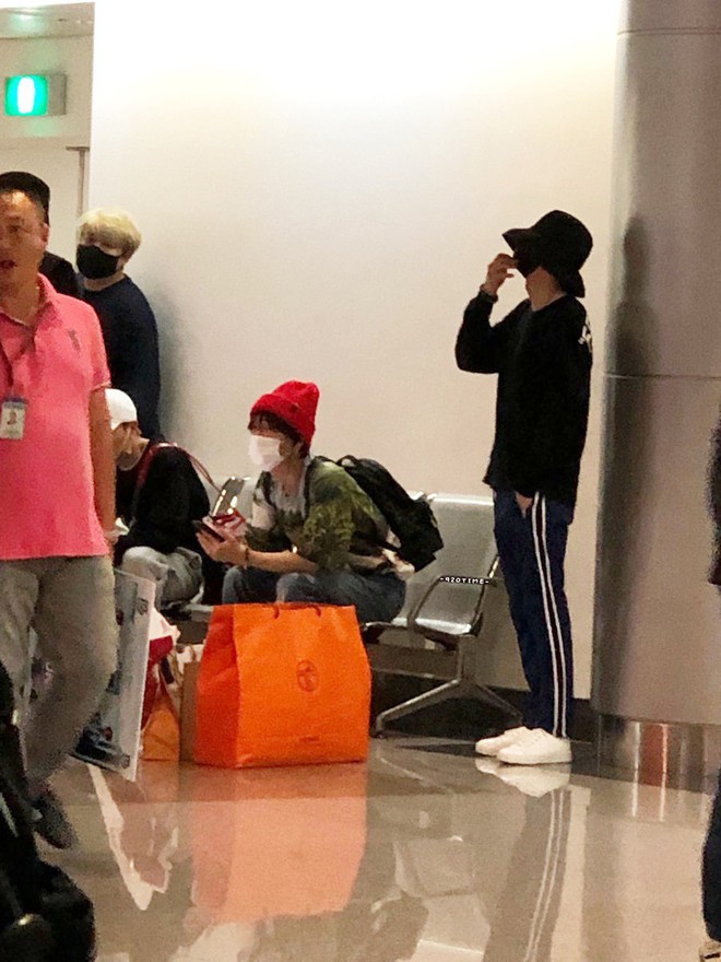 Dàn sao Hàn đổ bộ sân bay Tân Sơn Nhất: Lee Hyori thế hệ mới gặp sự cố mất đồ, Super Junior gây náo loạn - Ảnh 11.
