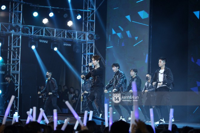 Super Junior khiến khán giả vỡ oà, Chungha gợi cảm hết cỡ bên dàn sao Vpop tại show Hàn - Việt - Ảnh 15.