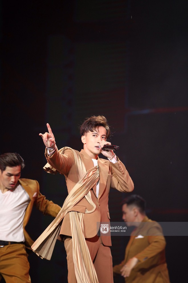 Super Junior khiến khán giả vỡ oà, Chungha gợi cảm hết cỡ bên dàn sao Vpop tại show Hàn - Việt - Ảnh 16.
