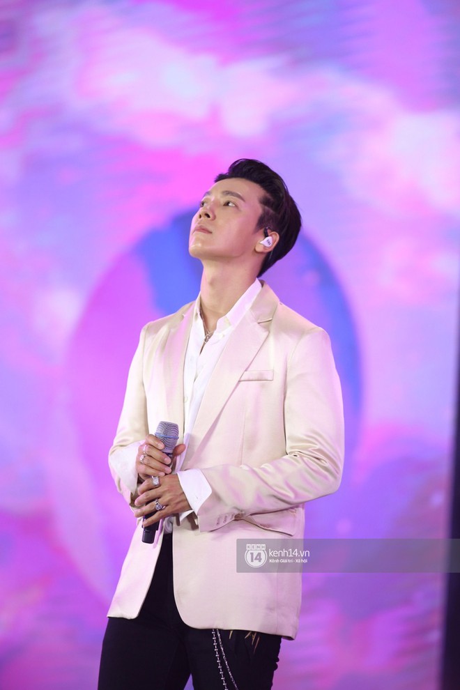 Super Junior khiến khán giả vỡ oà, Chungha gợi cảm hết cỡ bên dàn sao Vpop tại show Hàn - Việt - Ảnh 5.
