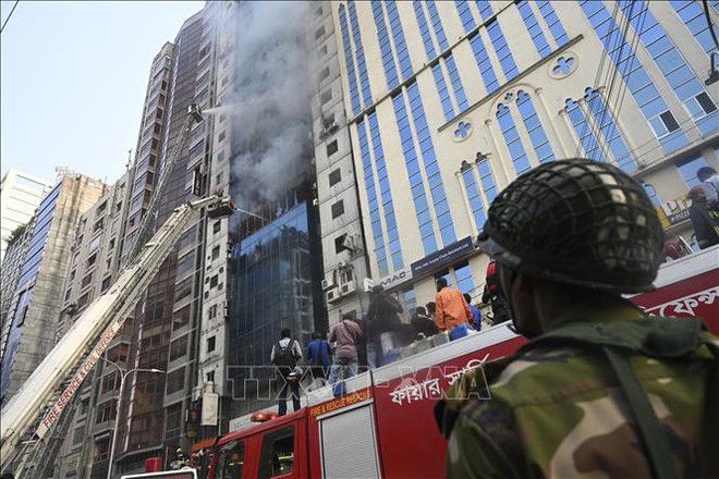 Số thương vong trong vụ hỏa hoạn tại Bangladesh lên đến 95 người - Ảnh 1.