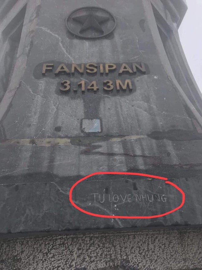 S&aacute;ng sớm nay, d&ograve;ng chữ T&uacute; love Nhung khắc l&ecirc;n ch&acirc;n cột cờ đỉnh Fansipan đ&atilde; được x&oacute;a bỏ - Ảnh 1.