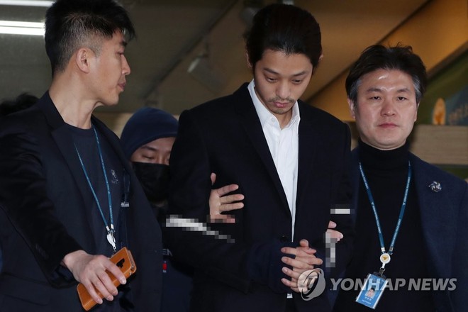 Jung Joon Young chính thức bị áp giải sang văn phòng công tố: Trói bằng dây thừng, còng tay, mặt mũi bơ phờ - Ảnh 2.