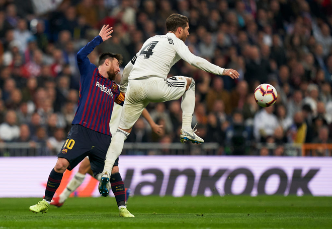 Đội trưởng Real Madrid ăn đ&ograve;n sau khi li&ecirc;n tục chơi xấu với Messi - Ảnh 1.