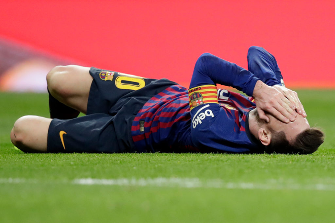 Đội trưởng Real Madrid ăn đ&ograve;n sau khi li&ecirc;n tục chơi xấu với Messi - Ảnh 3.