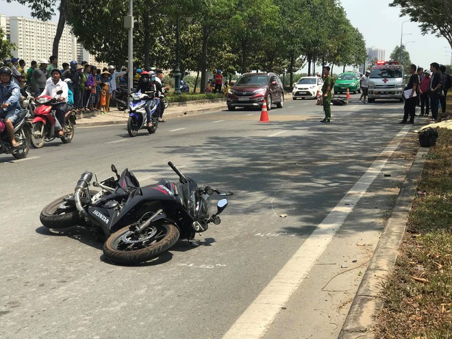 TP. HCM: Va chạm với xe máy, nam thanh niên 25 tuổi lái mô tô văng vào lề đường tử vong tại chỗ - Ảnh 1.