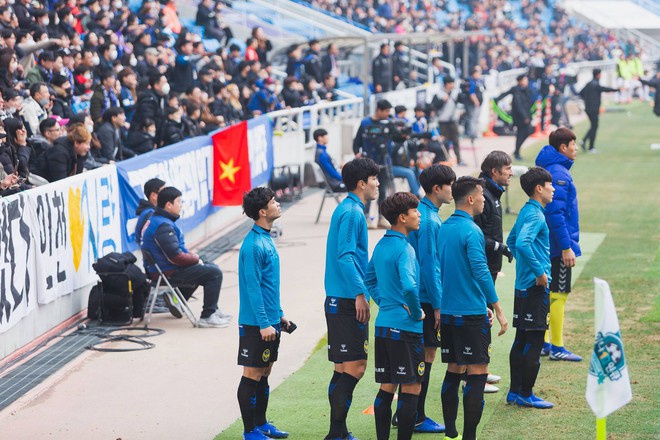 Bức ảnh &yacute; nghĩa: C&ocirc;ng Phượng kh&aacute;t khao ra s&acirc;n tại K.League Classic, ph&iacute;a sau anh l&agrave; l&aacute; cờ Việt Nam - Ảnh 1.