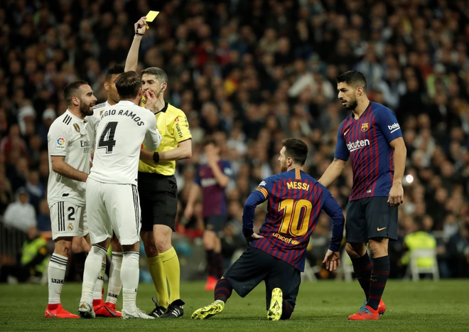 Đội trưởng Real Madrid ăn đòn sau khi liên tục chơi xấu với Messi - Ảnh 9.