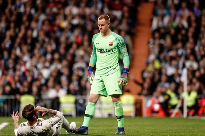 Đội trưởng Real Madrid ăn đ&ograve;n sau khi li&ecirc;n tục chơi xấu với Messi - Ảnh 12.