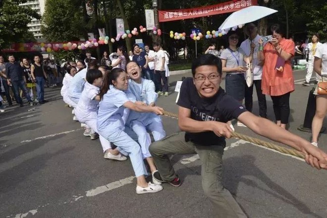 Cười không ngậm miệng được khi xem học sinh thi kéo co: lăn lê bò toài, kéo nhau đến bật cả nền sân - Ảnh 3.