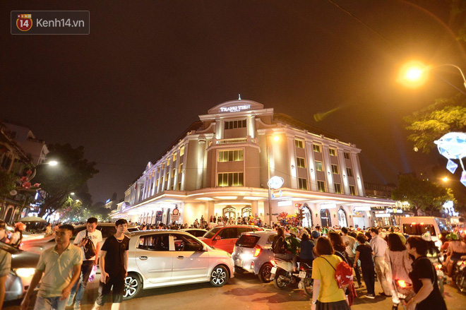 Chùm ảnh: Những địa điểm nổi tiếng ở Hà Nội - Sài Gòn trước và sau khi tắt đèn hưởng ứng Giờ trái đất - Ảnh 4.