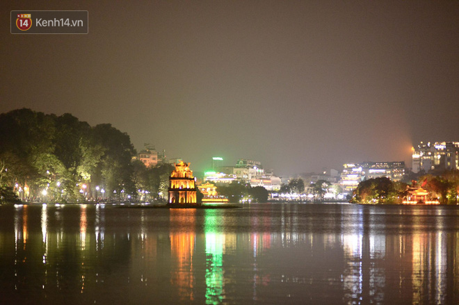 Ch&ugrave;m ảnh: Những địa điểm nổi tiếng ở H&agrave; Nội - S&agrave;i G&ograve;n trước v&agrave; sau khi tắt đ&egrave;n hưởng ứng Giờ tr&aacute;i đất - Ảnh 6.