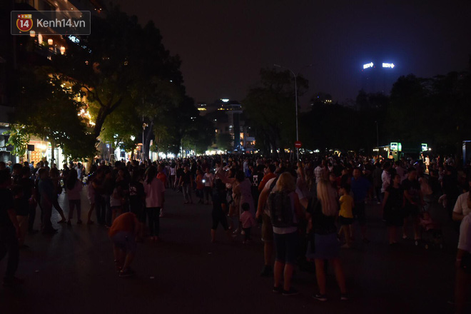 Chùm ảnh: Những địa điểm nổi tiếng ở Hà Nội - Sài Gòn trước và sau khi tắt đèn hưởng ứng Giờ trái đất - Ảnh 13.