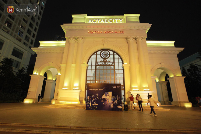 Ch&ugrave;m ảnh: Những địa điểm nổi tiếng ở H&agrave; Nội - S&agrave;i G&ograve;n trước v&agrave; sau khi tắt đ&egrave;n hưởng ứng Giờ tr&aacute;i đất - Ảnh 16.