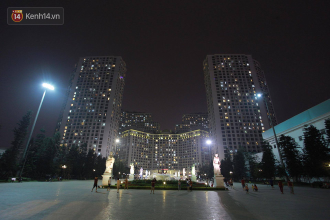 Ch&ugrave;m ảnh: Những địa điểm nổi tiếng ở H&agrave; Nội - S&agrave;i G&ograve;n trước v&agrave; sau khi tắt đ&egrave;n hưởng ứng Giờ tr&aacute;i đất - Ảnh 18.