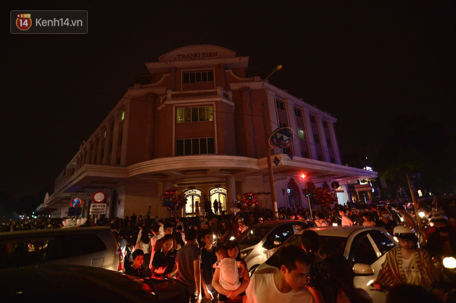 Ch&ugrave;m ảnh: Những địa điểm nổi tiếng ở H&agrave; Nội - S&agrave;i G&ograve;n trước v&agrave; sau khi tắt đ&egrave;n hưởng ứng Giờ tr&aacute;i đất - Ảnh 5.