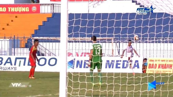 Hy hữu: Cầu thủ Việt tự sút về lưới nhà trong sự ngỡ ngàng của đồng đội - Ảnh 1.